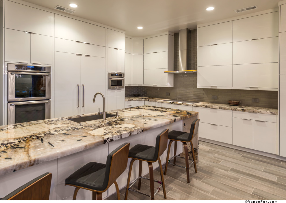 Esempio di una cucina design di medie dimensioni con ante lisce, ante bianche, top in quarzite, paraspruzzi grigio, pavimento con piastrelle in ceramica e pavimento grigio