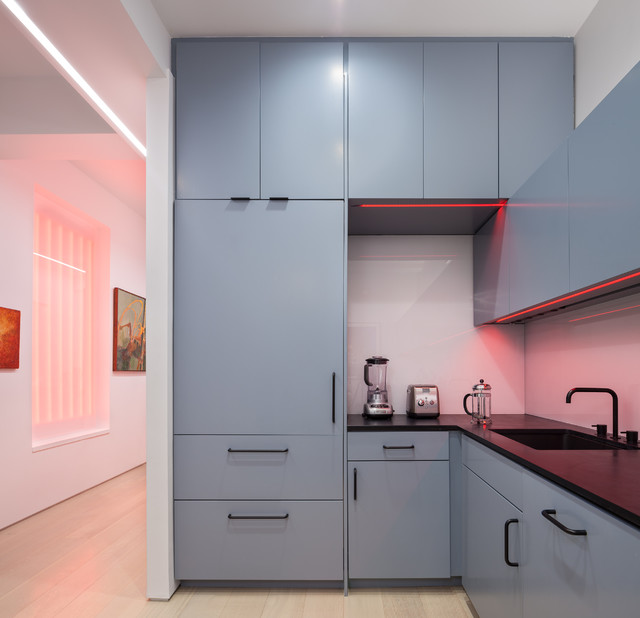 Design Dilemma: Boosting Kitchen Color with Accessories