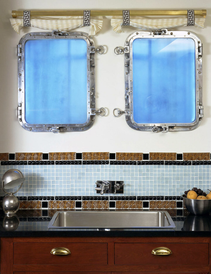 Geräumige Klassische Wohnküche in U-Form mit Einbauwaschbecken, profilierten Schrankfronten, hellbraunen Holzschränken, Granit-Arbeitsplatte, Küchenrückwand in Blau, Rückwand aus Glasfliesen, Elektrogeräten mit Frontblende, Kücheninsel, Keramikboden, blauem Boden und schwarzer Arbeitsplatte in New York