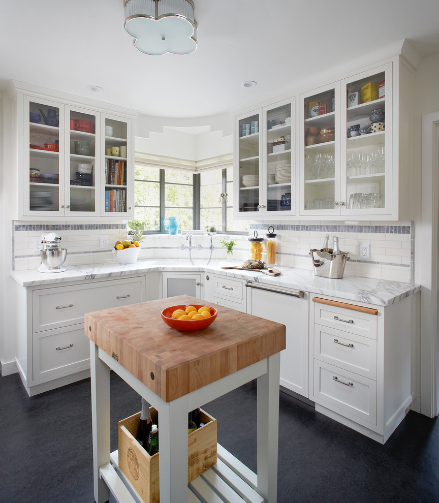 Esempio di una cucina classica di medie dimensioni con ante bianche, top in marmo, paraspruzzi con piastrelle in ceramica, pavimento in linoleum, top bianco, ante di vetro, paraspruzzi multicolore e pavimento nero