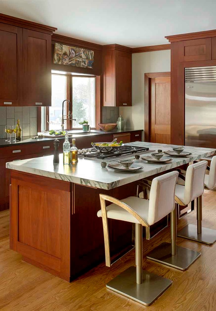 Zweizeilige, Kleine Moderne Küche ohne Insel mit Unterbauwaschbecken, hellbraunen Holzschränken, Granit-Arbeitsplatte und Küchenrückwand in Schwarz in Boston