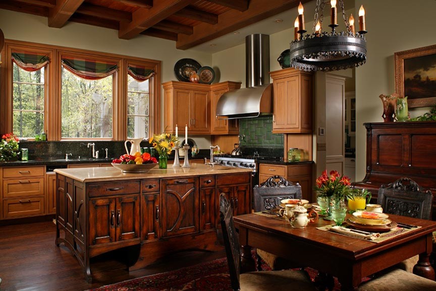 Bild på ett stort amerikanskt kök, med en undermonterad diskho, släta luckor, skåp i ljust trä, granitbänkskiva, grönt stänkskydd, stänkskydd i sten, integrerade vitvaror, mörkt trägolv och en köksö