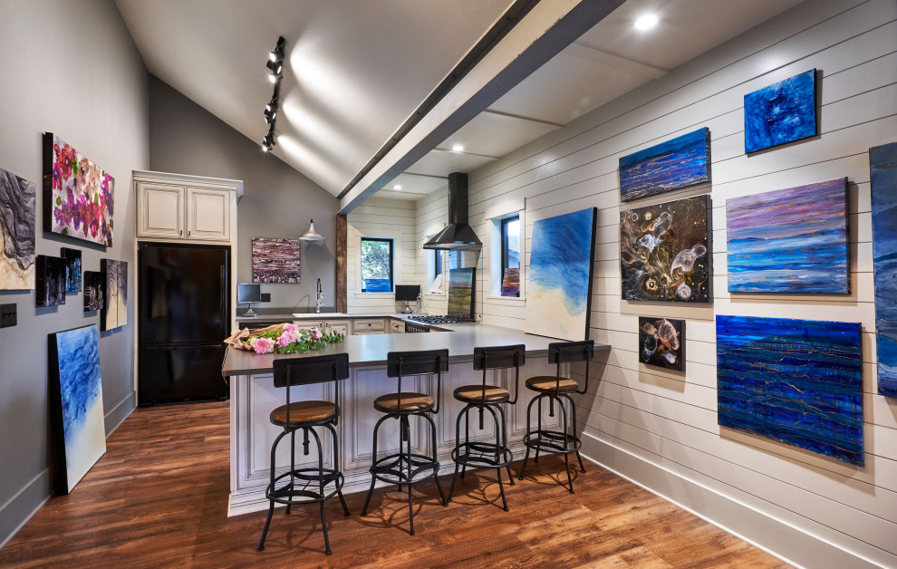 ポートランドにあるエクレクティックスタイルのおしゃれなキッチン (ドロップインシンク、ヴィンテージ仕上げキャビネット、ラミネートカウンター、グレーのキッチンパネル、黒い調理設備、クッションフロア、青い床、グレーのキッチンカウンター、三角天井) の写真