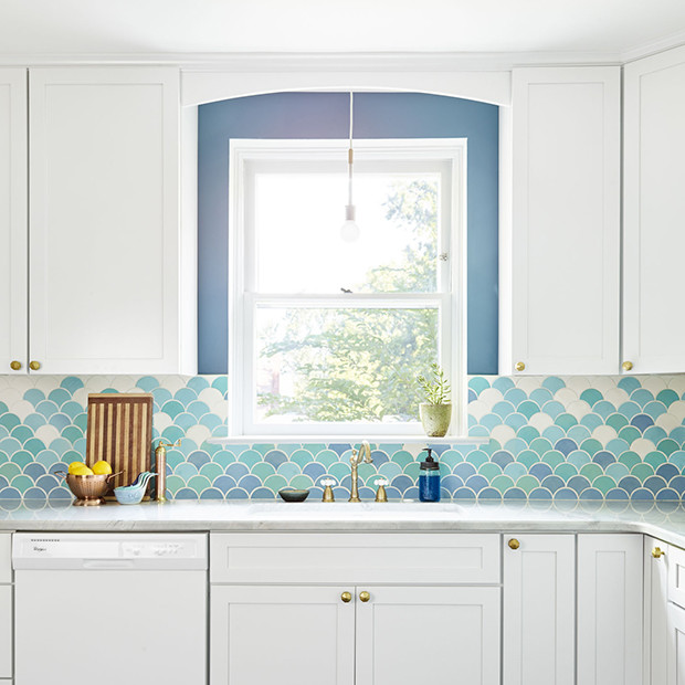 Inredning av ett eklektiskt mellanstort kök, med en undermonterad diskho, skåp i shakerstil, vita skåp, marmorbänkskiva, blått stänkskydd, stänkskydd i keramik, vita vitvaror och klinkergolv i porslin