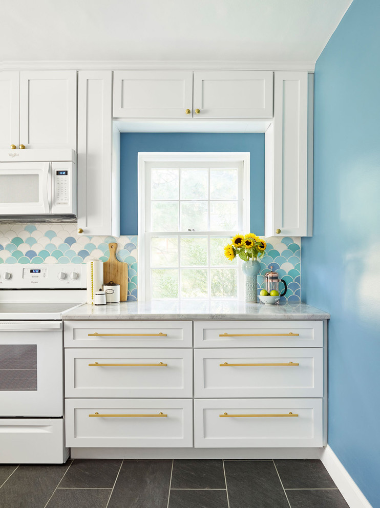 Inredning av ett eklektiskt mellanstort kök, med en undermonterad diskho, skåp i shakerstil, vita skåp, marmorbänkskiva, blått stänkskydd, stänkskydd i keramik, vita vitvaror och klinkergolv i porslin