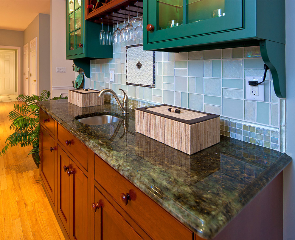 Idee per una cucina stile americano con lavello sottopiano, ante in stile shaker, ante in legno scuro, top in granito, paraspruzzi verde, paraspruzzi con piastrelle di vetro e parquet chiaro