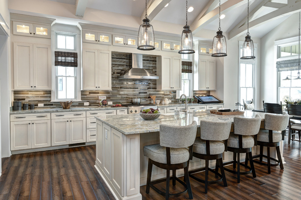Zweizeilige Klassische Wohnküche mit Schrankfronten im Shaker-Stil, weißen Schränken, bunter Rückwand, dunklem Holzboden und Kücheninsel in Charleston