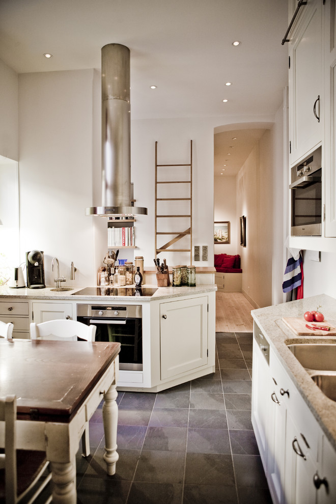 Idéer för att renovera ett mellanstort vintage linjärt kök och matrum, med en dubbel diskho, luckor med upphöjd panel, vita skåp, granitbänkskiva, rostfria vitvaror, klinkergolv i keramik och en köksö