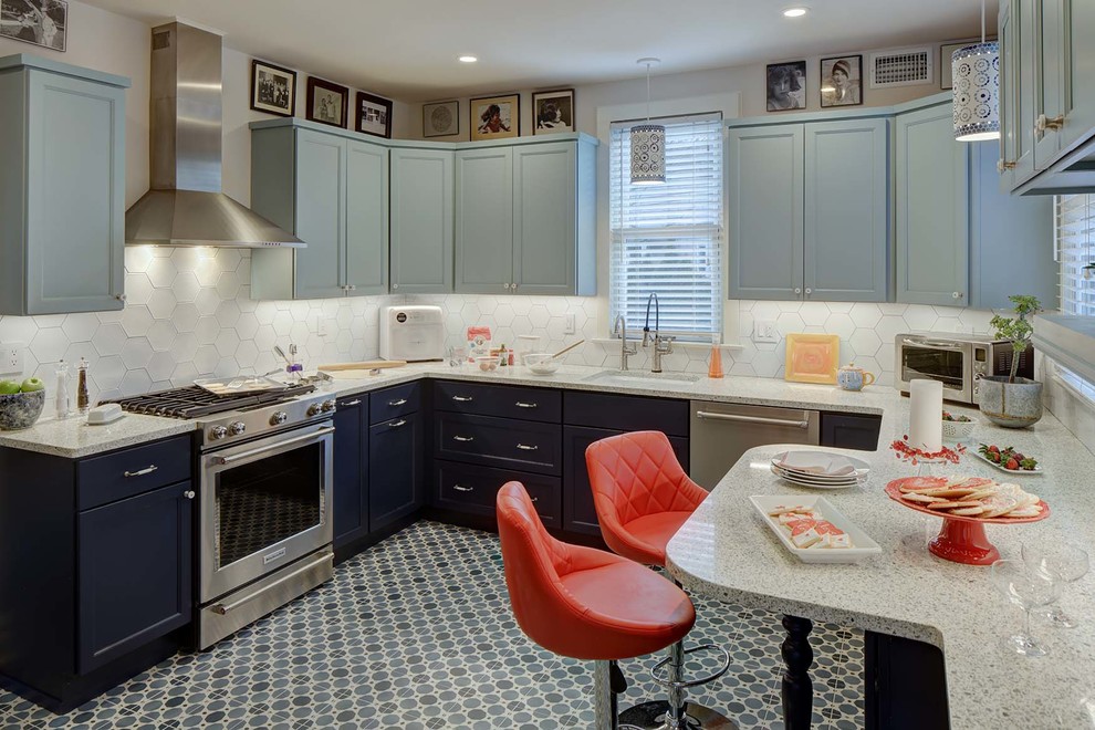 Exempel på ett mellanstort klassiskt vit vitt u-kök, med en enkel diskho, skåp i shakerstil, blå skåp, bänkskiva i kvarts, vitt stänkskydd, stänkskydd i keramik, rostfria vitvaror, klinkergolv i porslin och blått golv