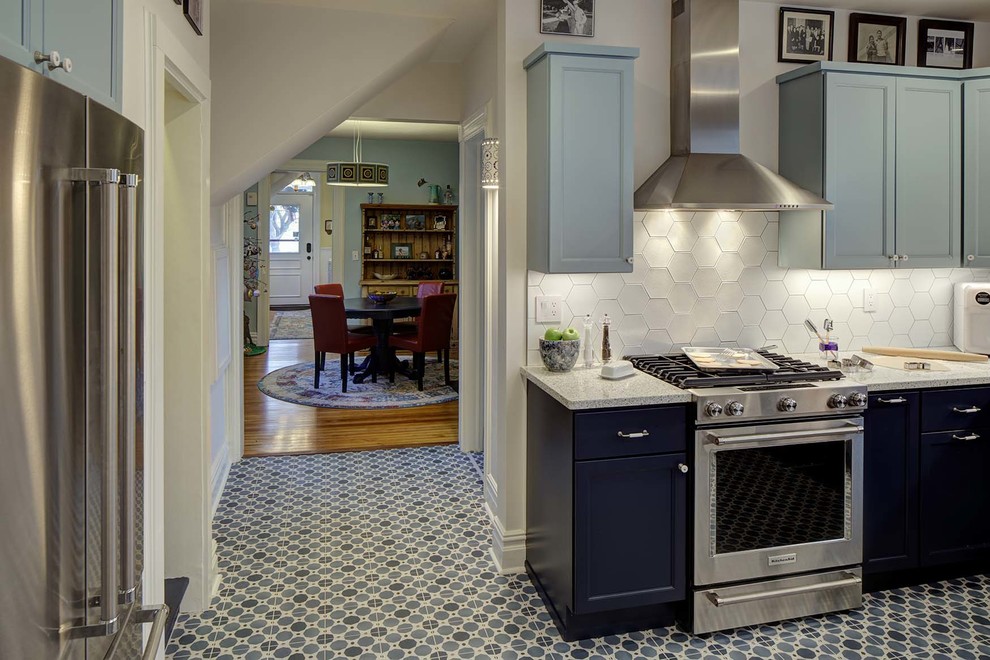 ニューヨークにある中くらいなエクレクティックスタイルのおしゃれなキッチン (シングルシンク、シェーカースタイル扉のキャビネット、青いキャビネット、クオーツストーンカウンター、白いキッチンパネル、セラミックタイルのキッチンパネル、シルバーの調理設備、磁器タイルの床、青い床、マルチカラーのキッチンカウンター) の写真
