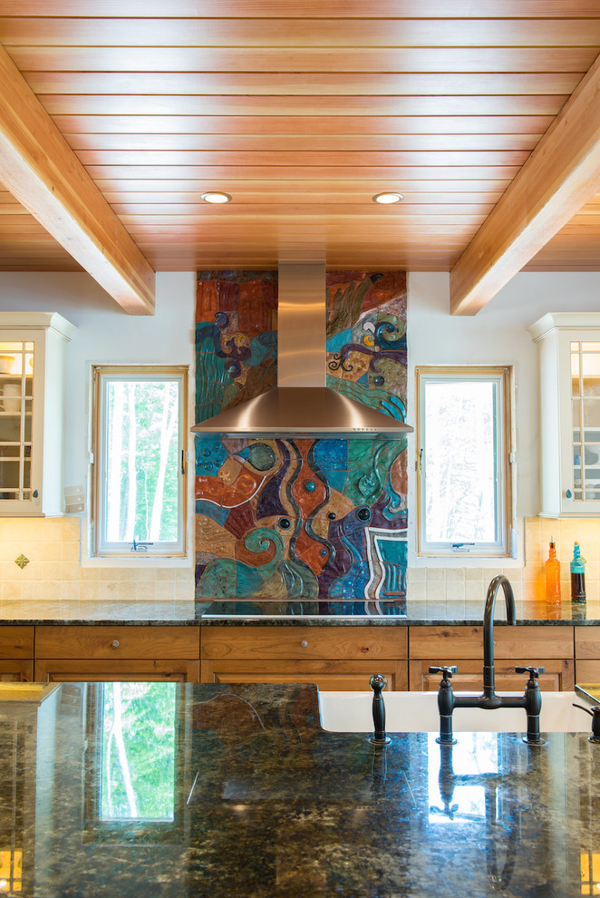 Große Rustikale Wohnküche mit Küchenrückwand in Grün, Rückwand aus Mosaikfliesen und Kücheninsel in Bridgeport