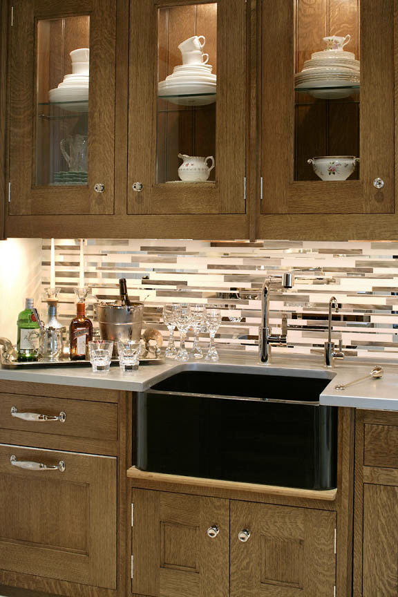 Exempel på ett kök, med en rustik diskho, luckor med glaspanel, skåp i ljust trä och flerfärgad stänkskydd
