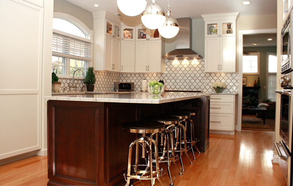 Esempio di una cucina di medie dimensioni con ante bianche, paraspruzzi multicolore, elettrodomestici bianchi e parquet chiaro