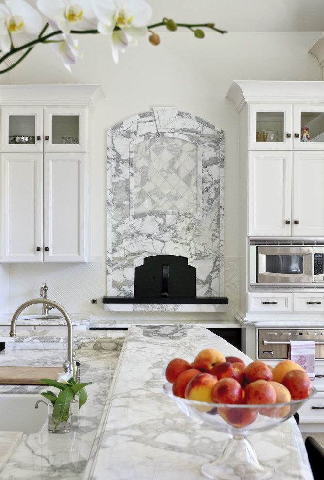 Esempio di una cucina classica con ante a filo, ante bianche, top in marmo, paraspruzzi bianco, paraspruzzi in gres porcellanato e elettrodomestici in acciaio inossidabile