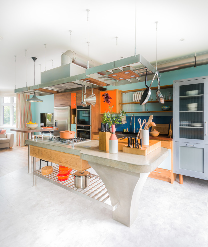 Zweizeilige Eklektische Küche mit Landhausspüle, flächenbündigen Schrankfronten, hellbraunen Holzschränken, Küchenrückwand in Blau, Glasrückwand, Küchengeräten aus Edelstahl, Kücheninsel, weißem Boden und beiger Arbeitsplatte in Hampshire