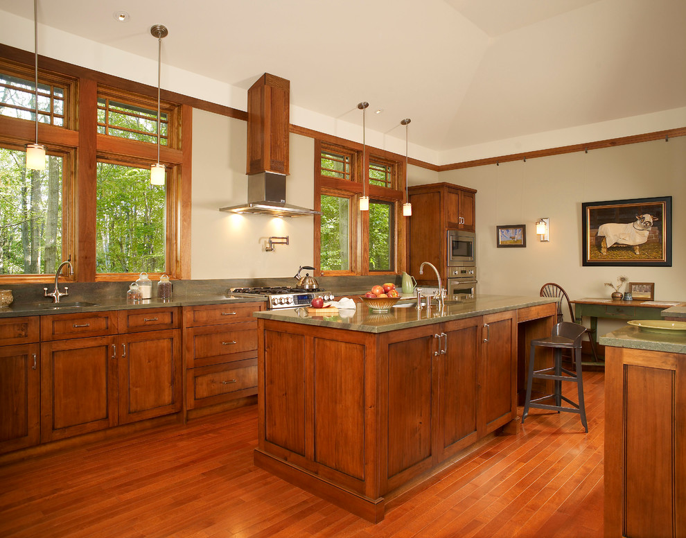 Свежая идея для дизайна: кухня в классическом стиле с фасадами цвета дерева среднего тона - отличное фото интерьера