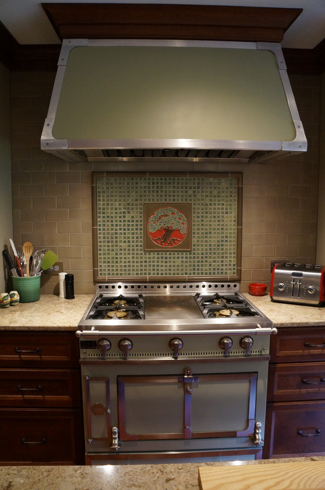 インディアナポリスにある高級な中くらいなトラディショナルスタイルのおしゃれなキッチンの写真