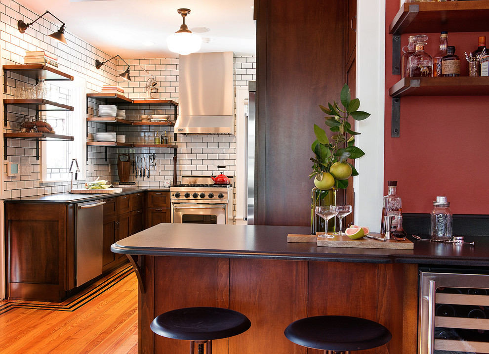 Rustikale Küche in U-Form mit Schrankfronten im Shaker-Stil, dunklen Holzschränken, Küchenrückwand in Weiß, Rückwand aus Metrofliesen und Küchengeräten aus Edelstahl in Jacksonville