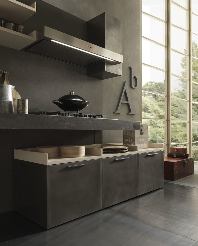Ispirazione per un cucina con isola centrale minimalista con ante lisce, ante grigie, paraspruzzi grigio e pavimento in cemento