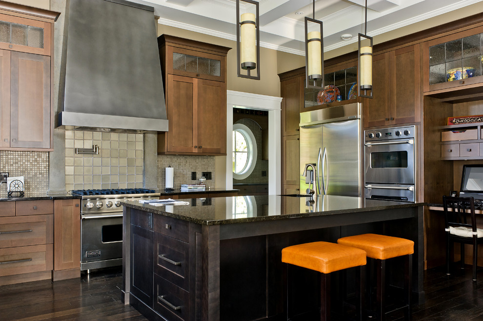 Moderne Wohnküche in L-Form mit Schrankfronten im Shaker-Stil, dunklen Holzschränken, Küchenrückwand in Grau, Küchengeräten aus Edelstahl, Einbauwaschbecken, Granit-Arbeitsplatte, dunklem Holzboden und Kücheninsel in Vancouver