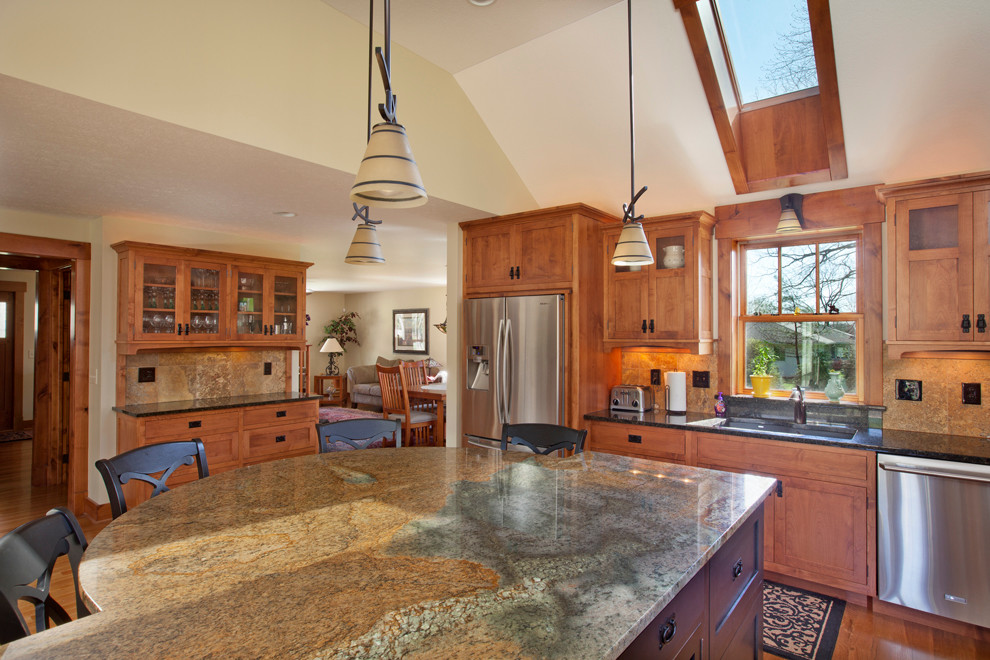 Inspiration for a classic kitchen in Columbus.