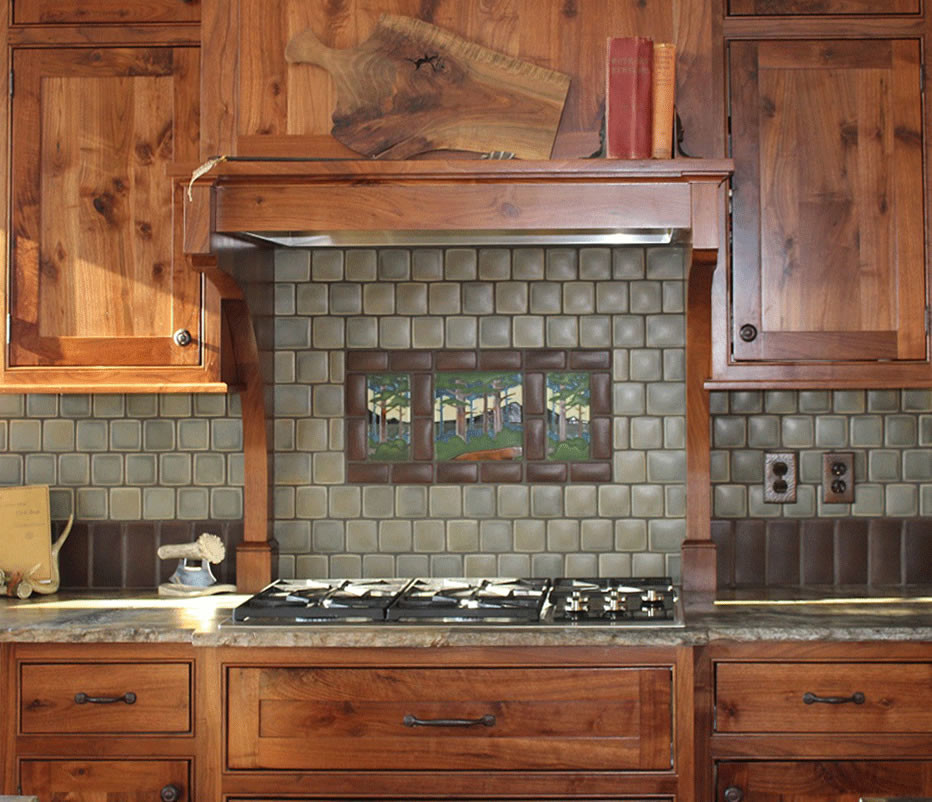 Immagine di una cucina american style di medie dimensioni con ante in stile shaker, ante in legno scuro, top in quarzite, paraspruzzi verde, paraspruzzi con piastrelle in ceramica, elettrodomestici in acciaio inossidabile e top bianco