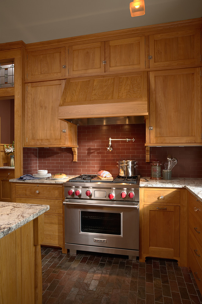 Idéer för att renovera ett avskilt amerikanskt u-kök, med en undermonterad diskho, skåp i shakerstil, skåp i mellenmörkt trä, granitbänkskiva, rött stänkskydd, stänkskydd i tunnelbanekakel, rostfria vitvaror, skiffergolv och en köksö