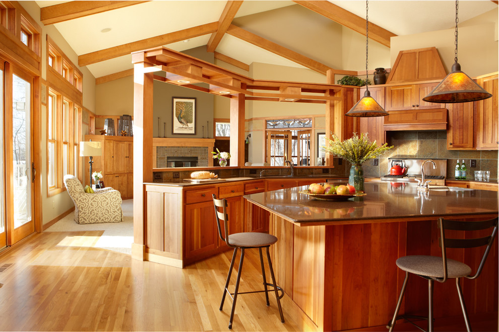 Exempel på ett stort amerikanskt kök, med en undermonterad diskho, skåp i shakerstil, skåp i mellenmörkt trä, grått stänkskydd, stänkskydd i stenkakel, rostfria vitvaror, ljust trägolv och en köksö