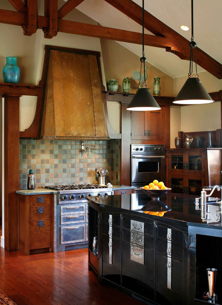 Urige Küche mit dunklen Holzschränken, Küchenrückwand in Grün, Küchengeräten aus Edelstahl und Rückwand aus Schiefer in Santa Barbara