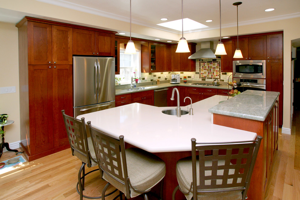 Свежая идея для дизайна: кухня в классическом стиле с фартуком из плитки кабанчик - отличное фото интерьера