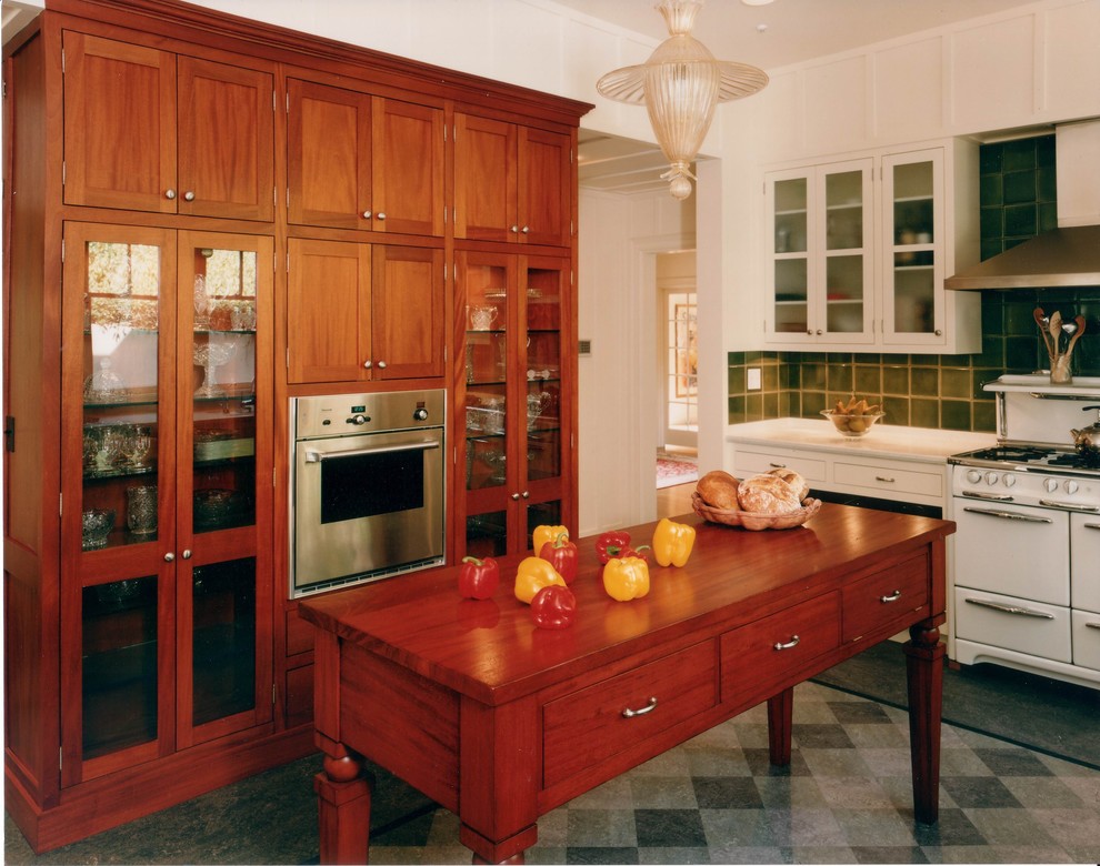 Пример оригинального дизайна: кухня в средиземноморском стиле с стеклянными фасадами, фасадами цвета дерева среднего тона, зеленым фартуком, белой техникой и серым полом