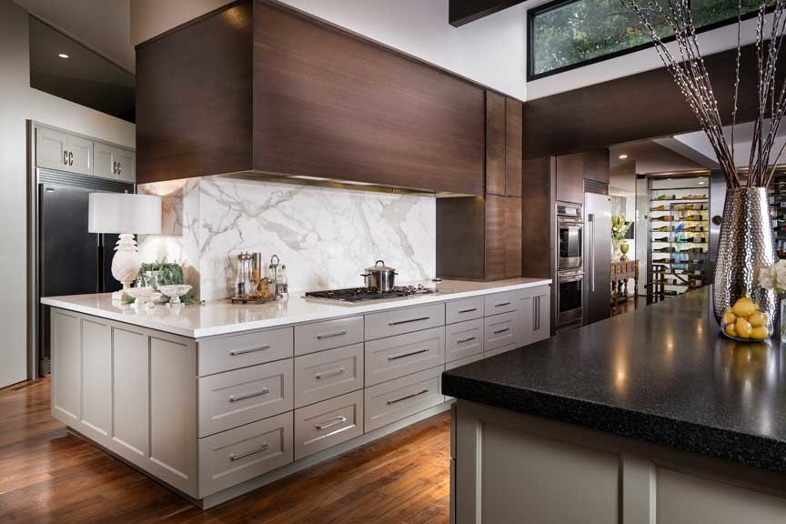 Foto di un'ampia cucina moderna con lavello sottopiano, top in marmo, paraspruzzi bianco, paraspruzzi in lastra di pietra e pavimento in legno massello medio