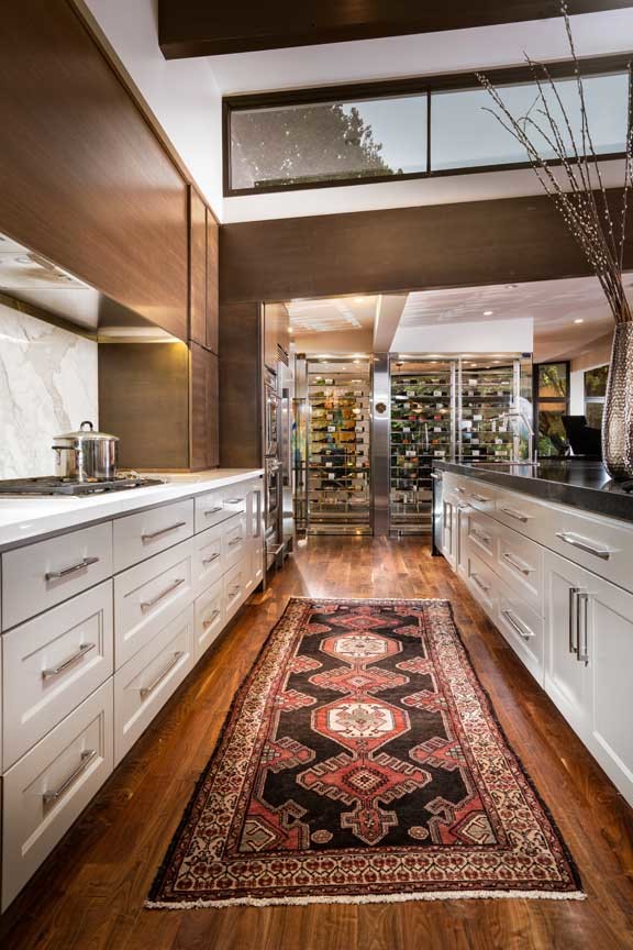 Idee per un'ampia cucina moderna con lavello sottopiano, top in marmo, paraspruzzi bianco, paraspruzzi in lastra di pietra e pavimento in legno massello medio