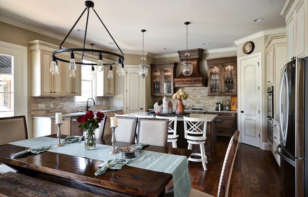 Bild på ett vintage kök, med en undermonterad diskho, luckor med infälld panel, skåp i slitet trä, granitbänkskiva, beige stänkskydd, stänkskydd i stenkakel och rostfria vitvaror