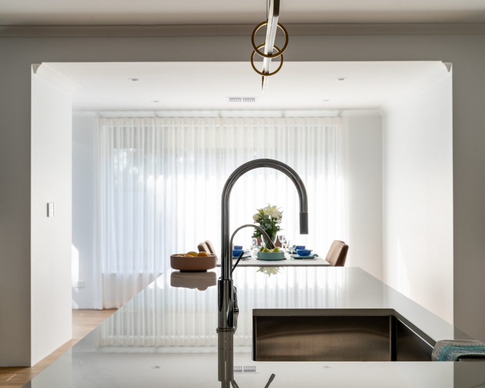 Immagine di una sala da pranzo aperta verso la cucina contemporanea di medie dimensioni con pavimento con piastrelle in ceramica e pavimento marrone