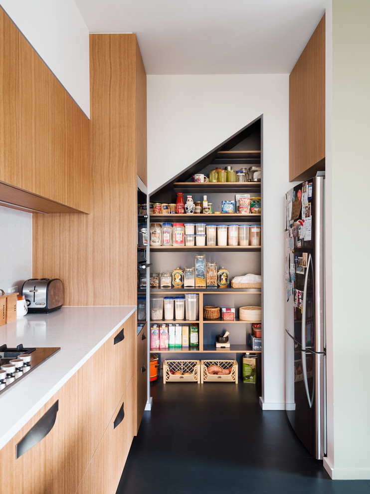 Immagine di una cucina minimal di medie dimensioni con ante in legno scuro, top in quarzo composito, paraspruzzi bianco e elettrodomestici in acciaio inossidabile