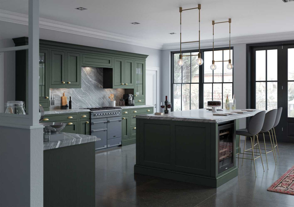 Klassisk inredning av ett stort grå grått kök, med en rustik diskho, skåp i shakerstil, gröna skåp, marmorbänkskiva, grått stänkskydd, stänkskydd i marmor, rostfria vitvaror, klinkergolv i keramik, en köksö och grått golv