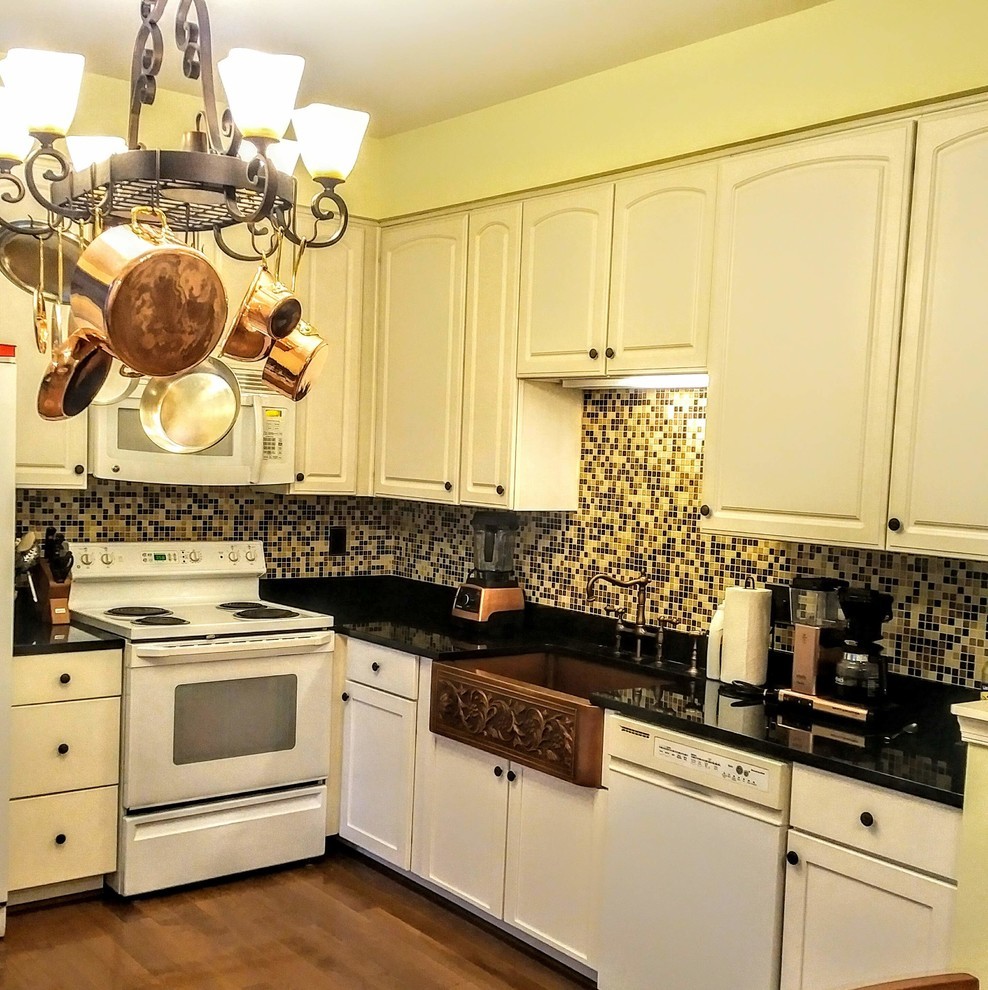 Klassisk inredning av ett mellanstort kök, med en rustik diskho, skåp i shakerstil, vita skåp, bänkskiva i kvarts, flerfärgad stänkskydd, stänkskydd i mosaik, vita vitvaror, mellanmörkt trägolv och en köksö