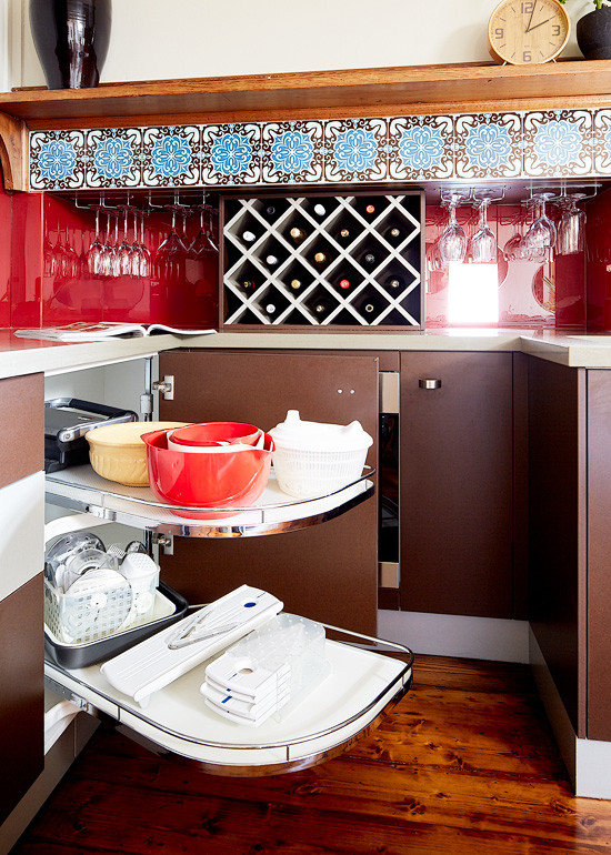 Mittelgroße Eklektische Wohnküche in U-Form mit Küchenrückwand in Rot, Glasrückwand, Küchengeräten aus Edelstahl, braunem Holzboden und Kücheninsel in Melbourne
