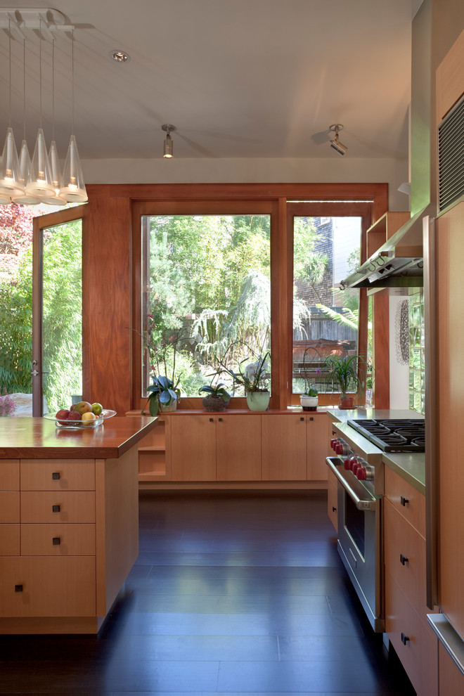 Свежая идея для дизайна: кухня в стиле модернизм с техникой из нержавеющей стали - отличное фото интерьера