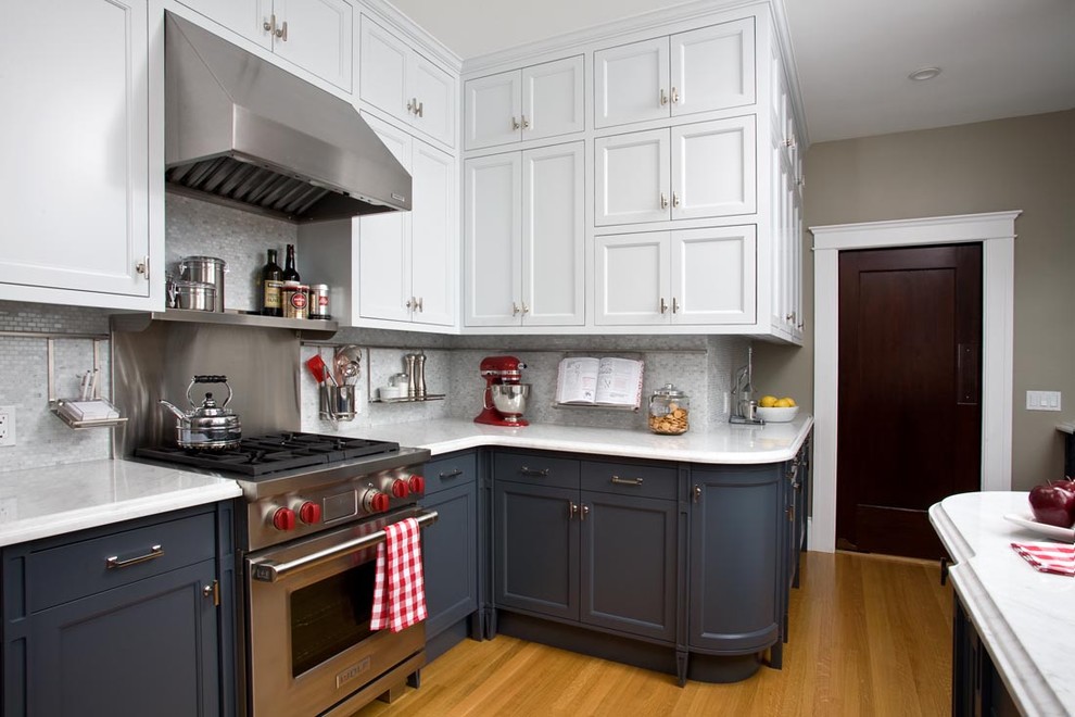 Foto de cocina tradicional renovada con armarios con paneles empotrados, puertas de armario blancas y electrodomésticos de acero inoxidable