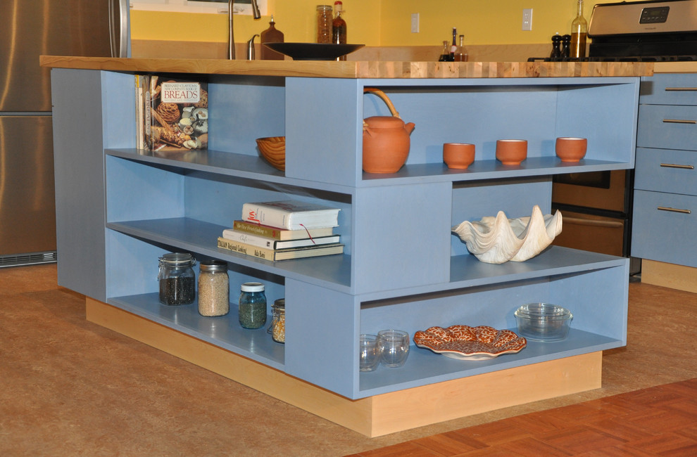 Esempio di una cucina minimal con lavello a vasca singola, nessun'anta, ante blu, top in legno, paraspruzzi beige e elettrodomestici in acciaio inossidabile