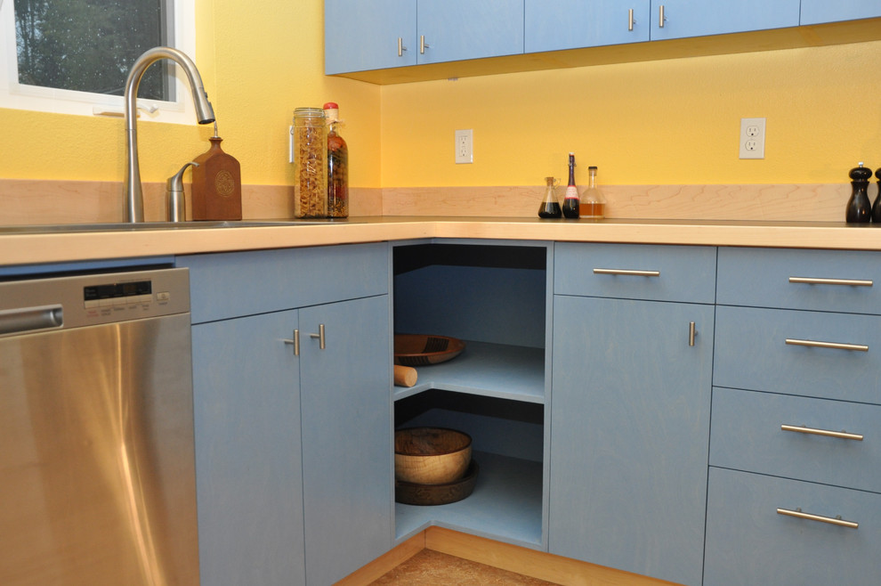 Moderne Wohnküche in L-Form mit Waschbecken, offenen Schränken, blauen Schränken, Laminat-Arbeitsplatte, Küchenrückwand in Beige, Küchengeräten aus Edelstahl und Kücheninsel in Portland