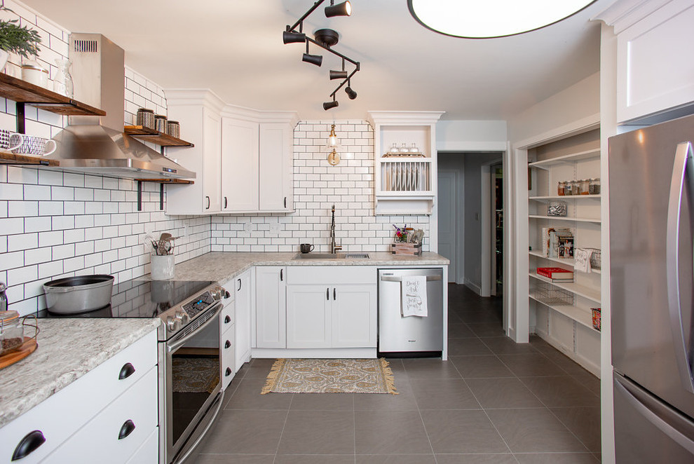 Idéer för att renovera ett avskilt, mellanstort eklektiskt grå grått l-kök, med en nedsänkt diskho, skåp i shakerstil, vita skåp, laminatbänkskiva, vitt stänkskydd, stänkskydd i keramik, rostfria vitvaror, vinylgolv, en köksö och grått golv