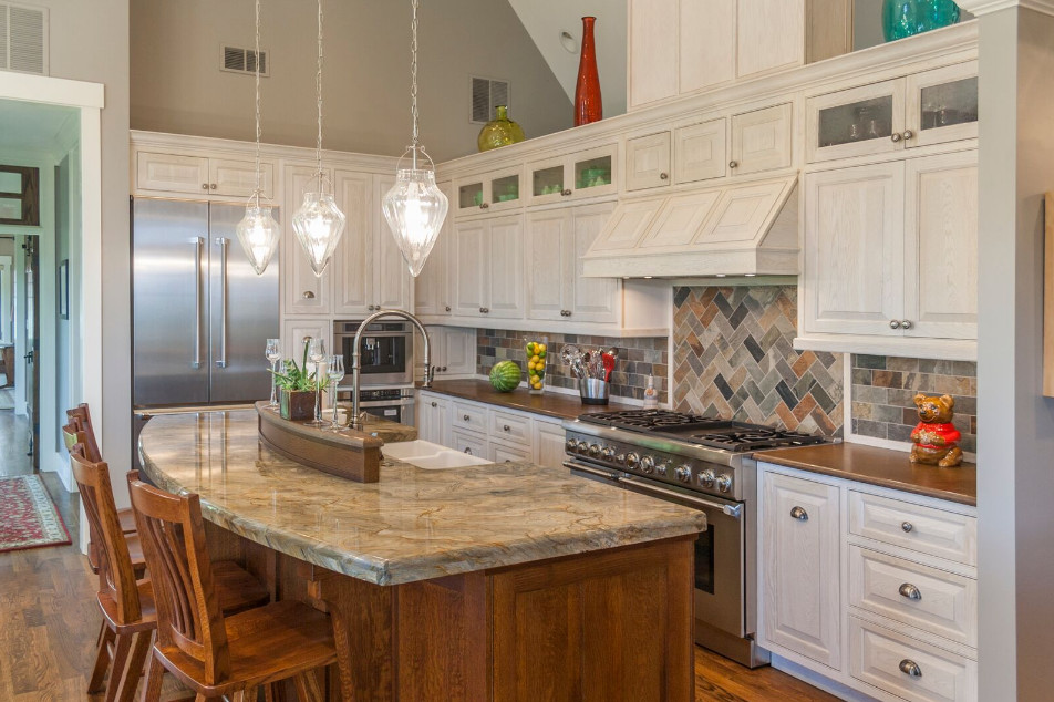 Exempel på ett mellanstort lantligt kök, med en rustik diskho, luckor med upphöjd panel, vita skåp, bänkskiva i akrylsten, flerfärgad stänkskydd, stänkskydd i stenkakel, rostfria vitvaror, mörkt trägolv och en köksö