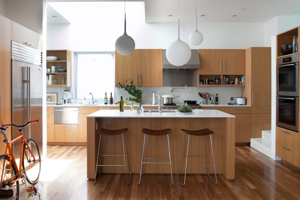 Immagine di una cucina minimalista con ante lisce e elettrodomestici in acciaio inossidabile