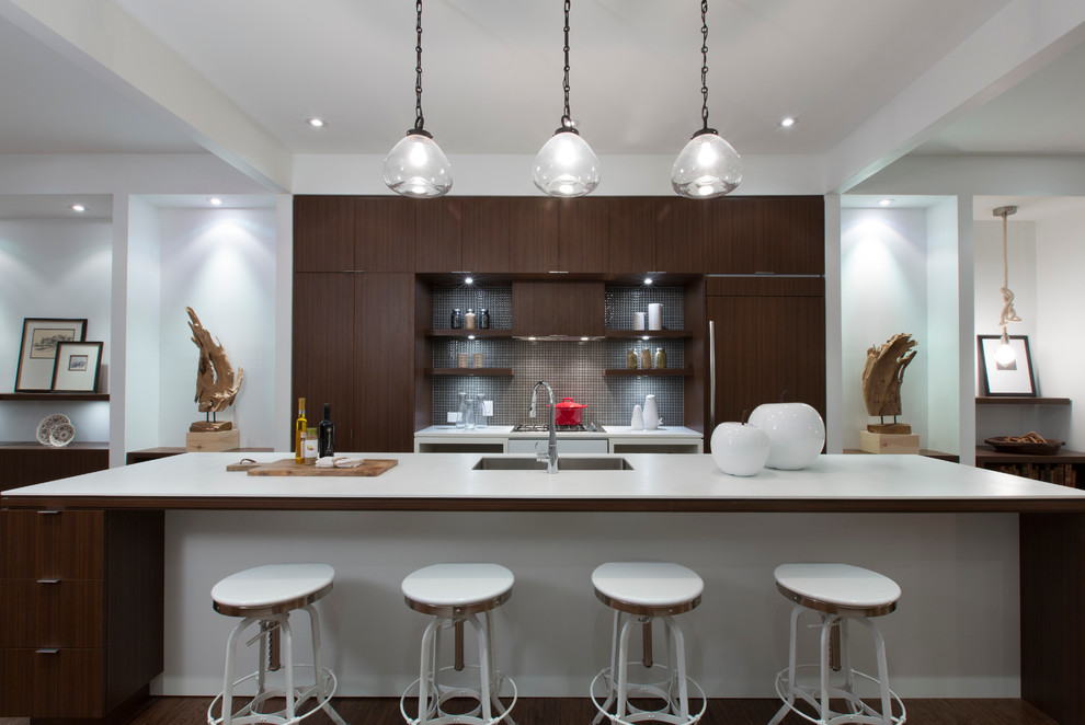 Idee per una cucina parallela design con ante lisce, ante in legno bruno e paraspruzzi grigio
