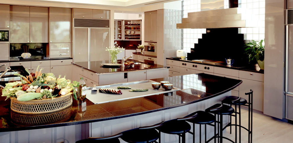 Exempel på ett stort asiatiskt kök med öppen planlösning, med flera köksöar, en undermonterad diskho, vita skåp, laminatbänkskiva, svart stänkskydd, integrerade vitvaror och ljust trägolv