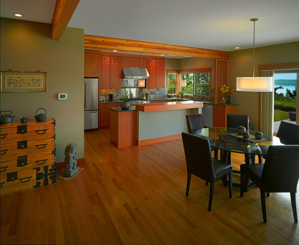 シアトルにある中くらいなアジアンスタイルのおしゃれなキッチン (フラットパネル扉のキャビネット、中間色木目調キャビネット、石タイルのキッチンパネル、シルバーの調理設備、大理石の床、ダブルシンク) の写真