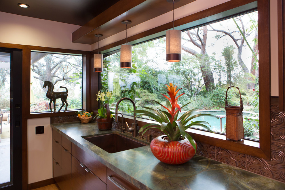 Exemple d'une cuisine encastrable asiatique en L et bois brun de taille moyenne avec un évier encastré, un placard à porte plane, un plan de travail en quartz, une crédence marron, une crédence en céramique, un sol en bois brun et îlot.
